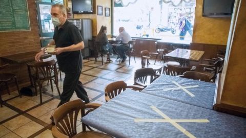 Interior de un bar con restricci&oacute;n de aforo