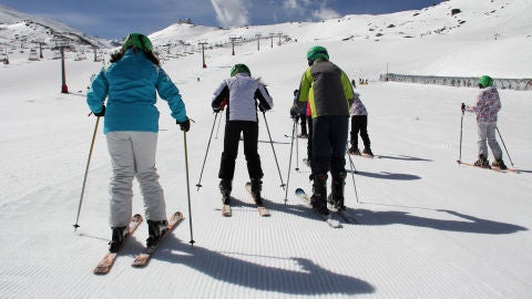 Esquiadores en Sierra Nevada