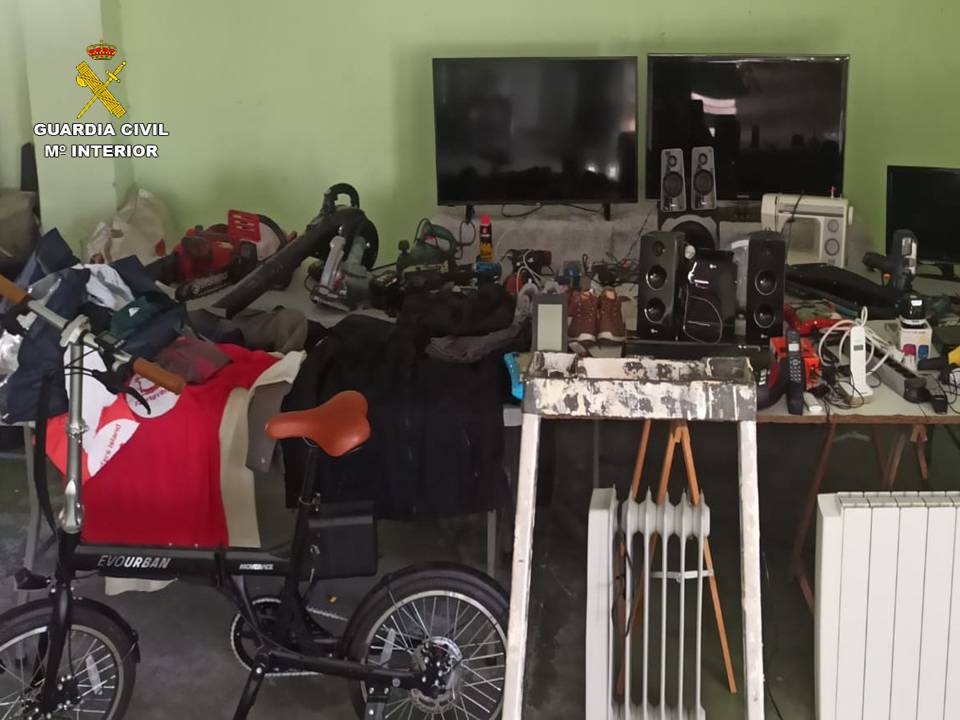 La Guardia Civil de Alicante desarticula un grupo criminal que robaba en casas con sus moradores dentro La Guardia Civil de Alicante desarticula un grupo criminal que robaba en casas con sus moradores dentro