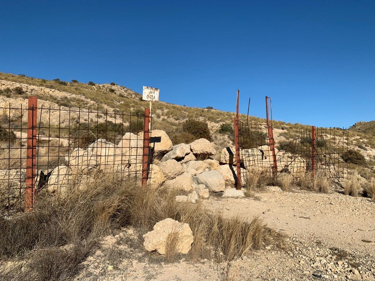 Ciclistas de Elche denuncian que hay caminos en el entorno del Pantano bloqueados y advierten del riesgo ante incendios Ciclistas de Elche denuncian que hay caminos en el entorno del Pantano bloqueados y advierten del riesgo ante incendios