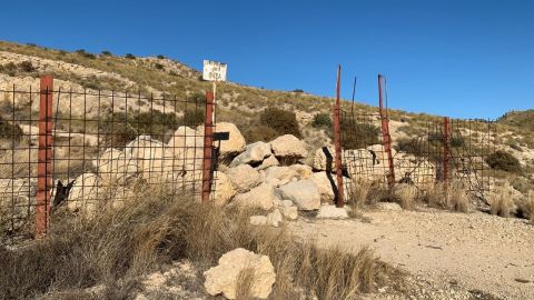 Piedras que obstruyen el paso en un camino en el entorno del Pantano de Elche.