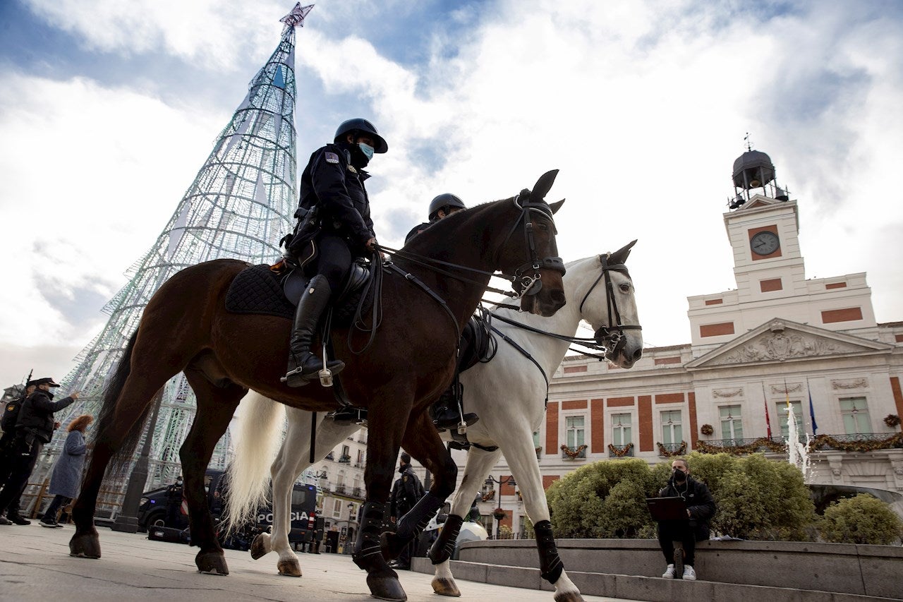 Detienen a dos policías municipales de Madrid por abusar sexualmente de una joven Detienen a dos policías municipales de Madrid por abusar sexualmente de una joven