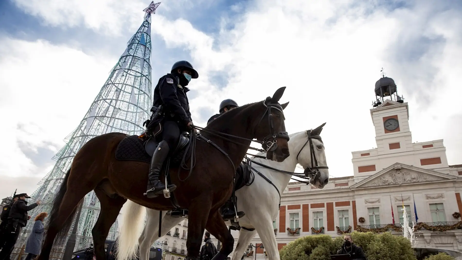 Policías con mascarilla en la Plaza del Sol, en Madrid