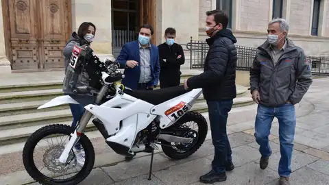El presidente de la Diputación ha recibido a los pilotos en la institución El presidente de la Diputación ha recibido a los pilotos en la institución