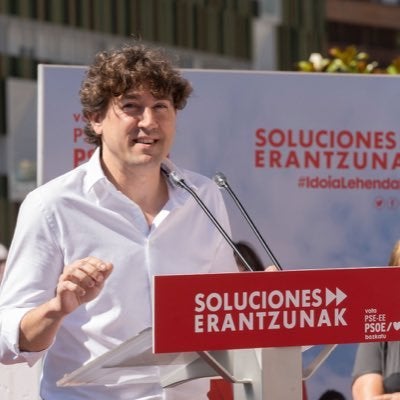 Eneko Andueza, autor de "Los toros, desde la izquierda": "He recibido respeto y comprensión de los compañeros socialistas con el libro" Eneko Andueza, autor de "Los toros, desde la izquierda": "He recibido respeto y comprensión de los compañeros socialistas con el libro"