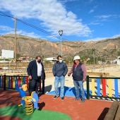 Ángel Noguera, concejal de Infraestructuras de Orihuela, con Raúl Pardines, alcalde pedáneo de Raiguero de Bonanza han visitado el parque de esta pedanía de Orihuela 