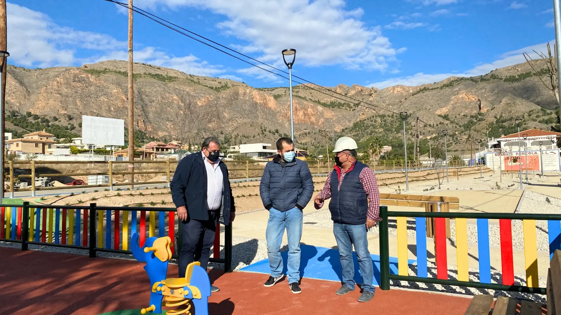 Ángel Noguera, concejal de Infraestructuras de Orihuela, con Raúl Pardines, alcalde pedáneo de Raiguero de Bonanza han visitado el parque de esta pedanía de Orihuela 
