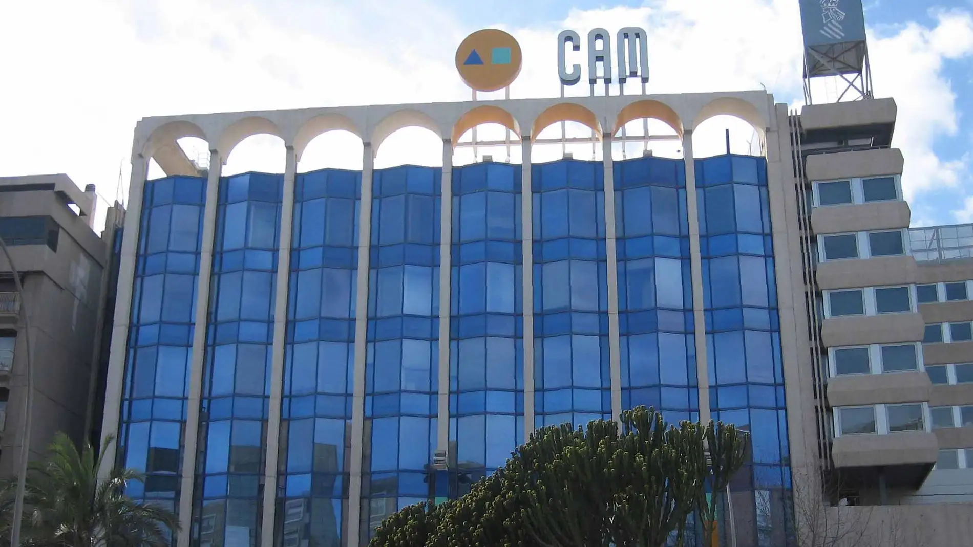 Sede central de la CAM, actualmente sede social del Banco Sabadell