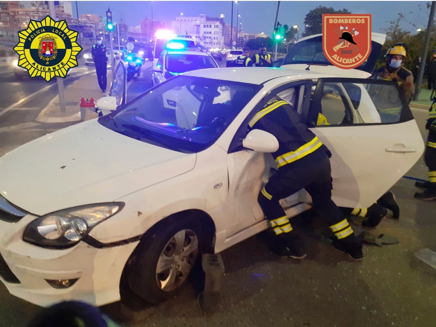 Los bomberos rescatan del interior de un coche a una mujer atrapada tras una colisión Los bomberos rescatan del interior de un coche a una mujer atrapada tras una colisión