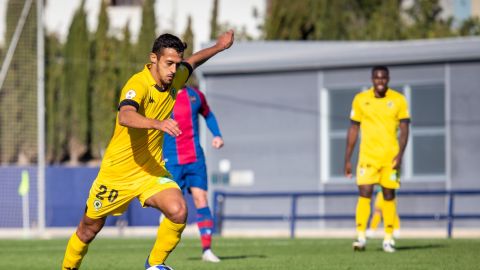 Javi P&eacute;rez, en una acci&oacute;n ante el Atl&eacute;tico Levante.