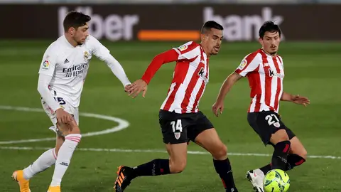 os jugadores del Athletic de Bilbao, Dani García (c) y Unai Vencedor, protegen el balón ante el centrocampista uruguayo del Real Madrid, Federico Valverde, durante el encuentro correspondiente a la jornada 19 de primera división que disputan esta noche en el estadio Alfredo Di Stéfano, en Madrid. os jugadores del Athletic de Bilbao, Dani García (c) y Unai Vencedor, protegen el balón ante el centrocampista uruguayo del Real Madrid, Federico Valverde, durante el encuentro correspondiente a la jornada 19 de primera división que disputan esta noche en el estadio Alfredo Di Stéfano, en Madrid.