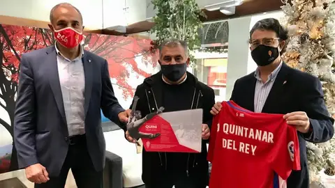 Fernando Losada y Joaquín Alonso entregan un cuadro conmemorativo y una camiseta a Evelio Cebrián, presidente del Quintanar del Rey Partido de Copa del Rey