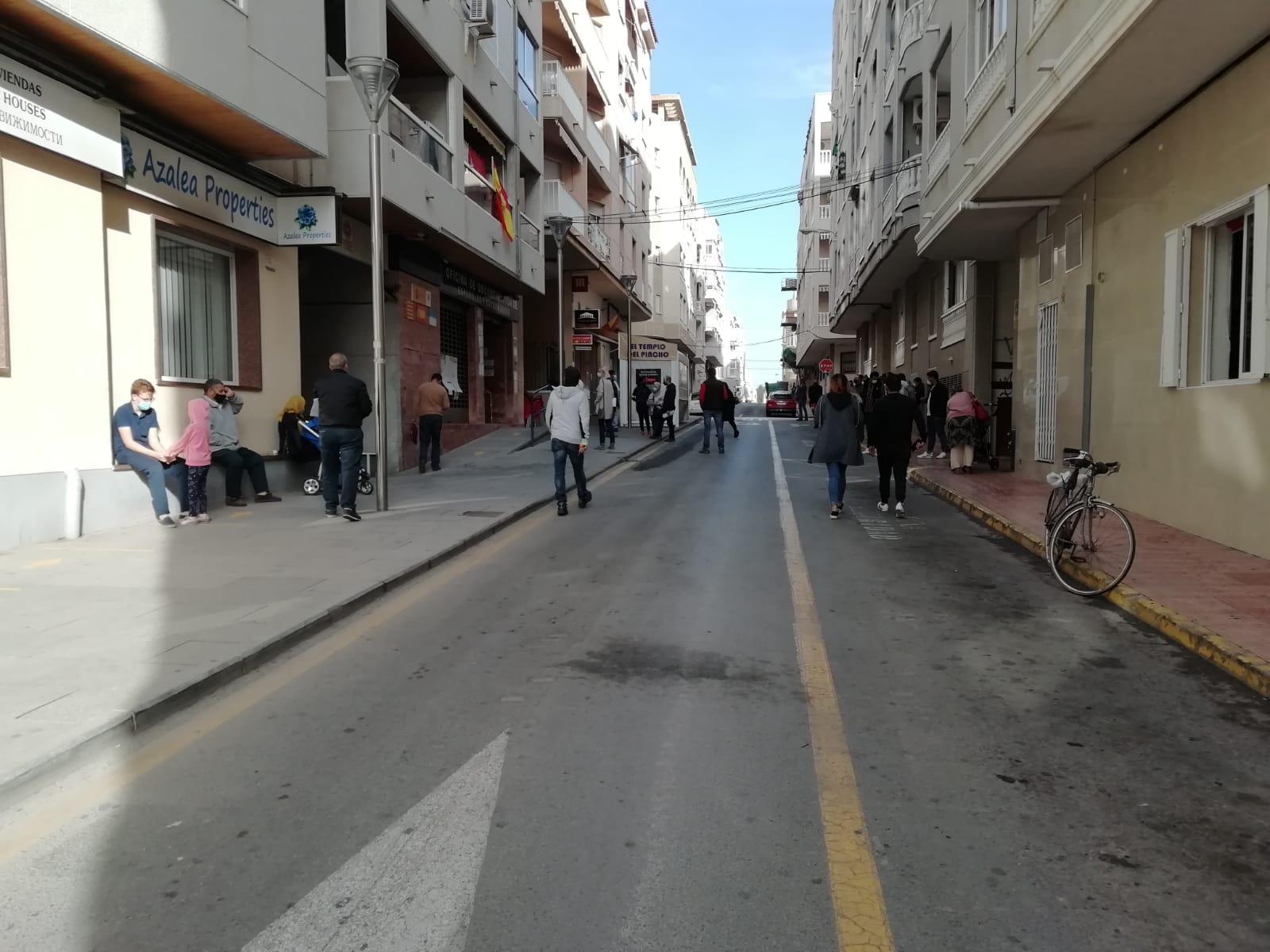 Los agentes han tenido que ser atendidos en un Centro médico por los diversos golpes que sufrieron a manos de una familia que pretendía expedir su carnet de identidad para nacionalizarse como españoles Los agentes han tenido que ser atendidos en un Centro médico por los diversos golpes que sufrieron a manos de una familia que pretendía expedir su carnet de identidad para nacionalizarse como españoles