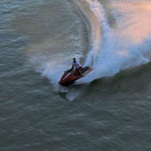 Detienen a un joven por cruzar el mar entre Irlanda y Escocia en una moto de agua para ver a su novia