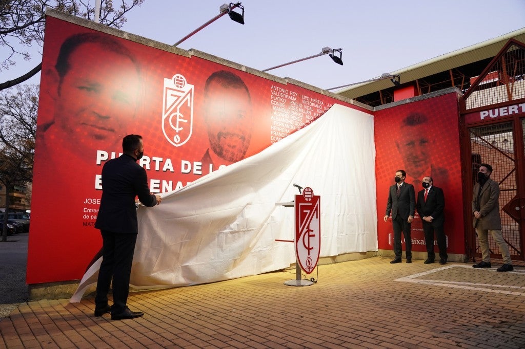 El Granada tiene ya la figura de Diego Martínez en la fachada de su estadio, tras un homenaje bello e histórico a su mejor entrenador. Onda Deportiva Granada 16/12/2020 El Granada tiene ya la figura de Diego Martínez en la fachada de su estadio, tras un homenaje bello e histórico a su mejor entrenador. Onda Deportiva Granada 16/12/2020