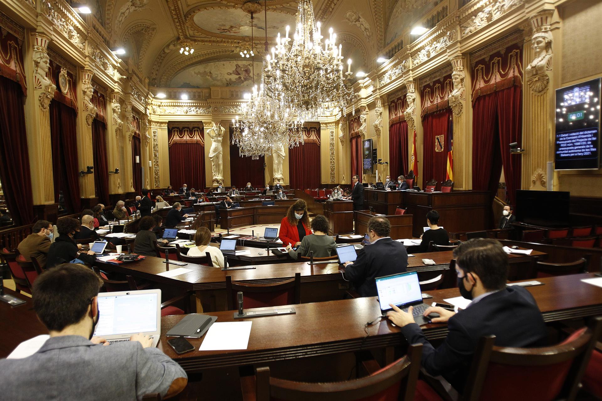 El Parlament rechaza instar al Govern a eliminar la paga extra de junio a los diputados y los altos cargos por la crisis El Parlament rechaza instar al Govern a eliminar la paga extra de junio a los diputados y los altos cargos por la crisis