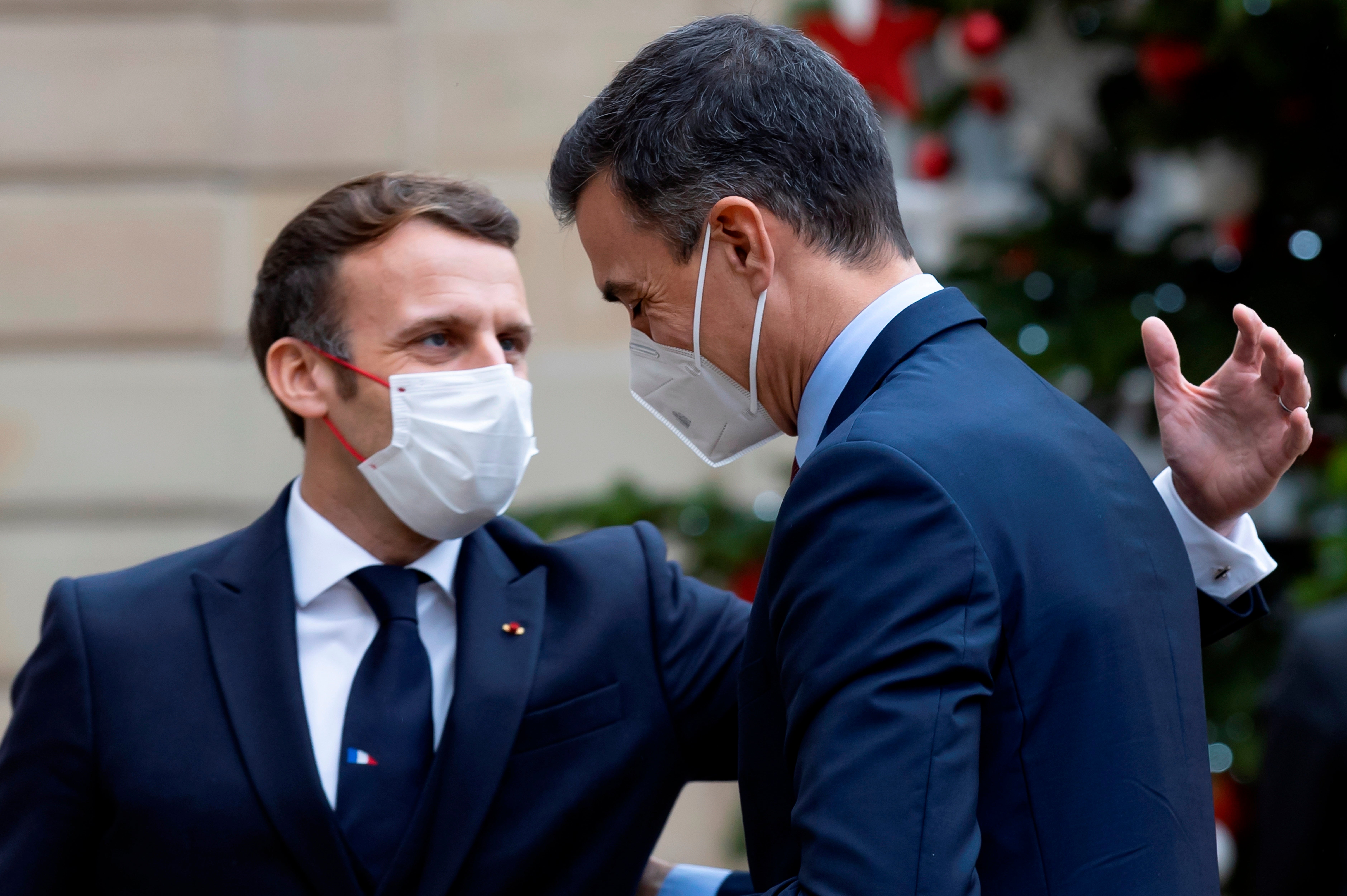 Persona física y un señor de Murcia: El "contacto estrecho" Macron es Sánchez Persona física y un señor de Murcia: El "contacto estrecho" Macron es Sánchez