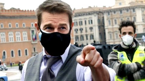 El actor Tom Cruise atiende a la prensa durante el rodaje de 'Misi&oacute;n Imposible 7'