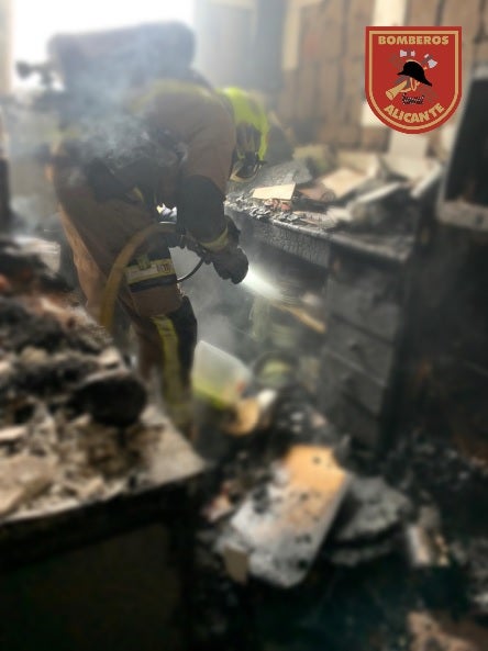 Los bomberos del SPEIS extinguen un voraz incendio que calcina una vivienda en Alicante Los bomberos del SPEIS extinguen un voraz incendio que calcina una vivienda en Alicante