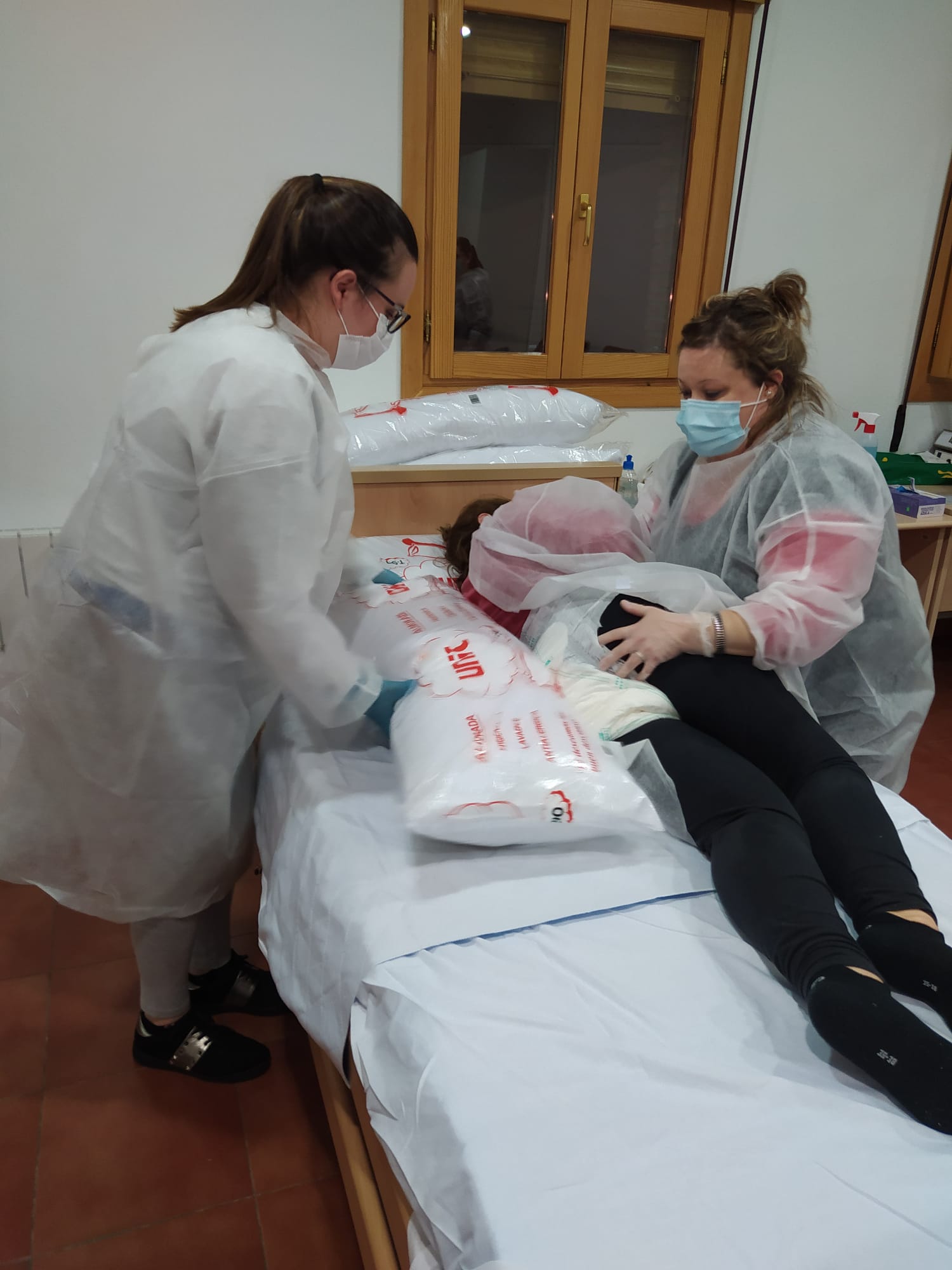 Los alumnos del curso de atención sociosanitaria a personas dependientes completan su formación con prácticas en el aula Los alumnos del curso de atención sociosanitaria a personas dependientes completan su formación con prácticas en el aula