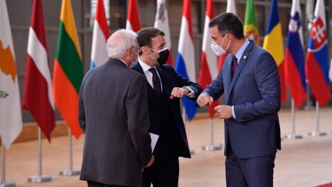 El presidente franc&eacute;s, Emmanuel Macron, el primer ministro espa&ntilde;ol Pedro S&aacute;nchez y el Alto Representante de la Uni&oacute;n Europea para Asuntos Exteriores, Josep Borrell, asisten a una cumbre cara a cara de la UE de dos d&iacute;as en Bruselas, B&eacute;lgica, el 10 de diciembre de 2020