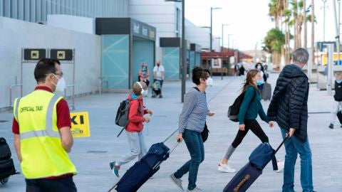 Llegada de turistas al aeropuerto de Tenerife Sur