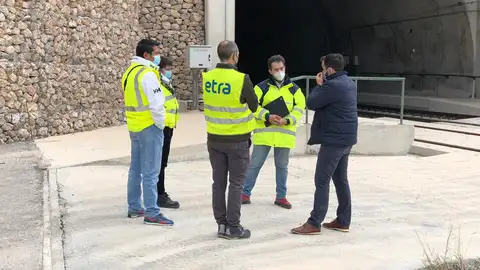 El Alcalde de Callosa, Manuel Martínez ha vuelto a solicitar a ADIF el desmantelamiento de las antiguas vías que atraviesan Callosa de Segura, y que según el primer edil “parten nuestra ciudad en dos” Adif