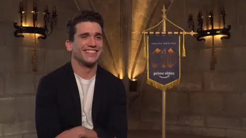 El actor Jaime Lorente, durante su entrevista con Kinótico desde la Catedral de Burgos para presentar la serie 'El Cid' El actor Jaime Lorente, durante su entrevista con Kinótico desde la Catedral de Burgos para presentar la serie 'El Cid'