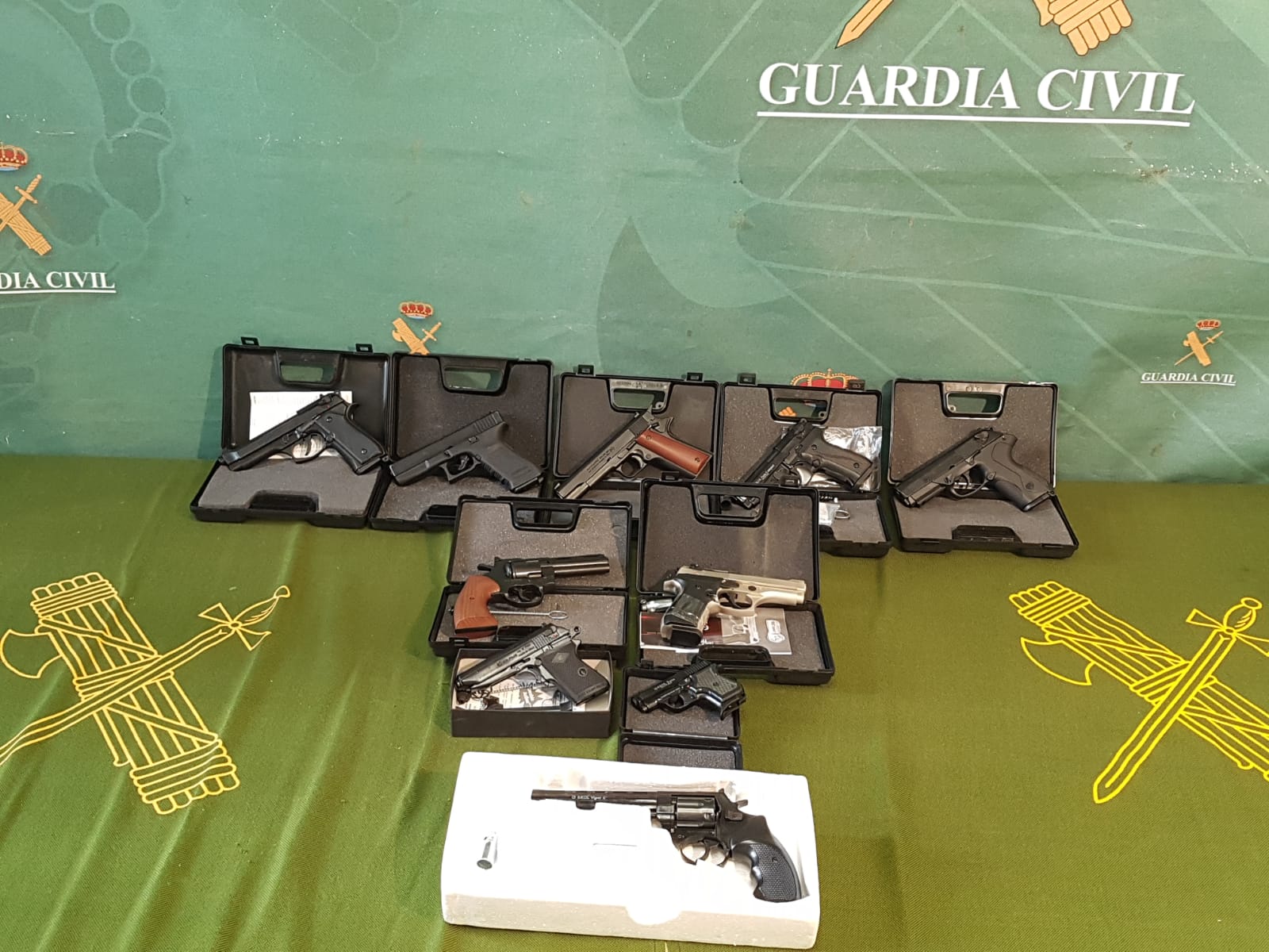 La Guardia Civil interviene más de 100 armas y desmantela un taller clandestino en Miguelturra La Guardia Civil interviene más de 100 armas y desmantela un taller clandestino en Miguelturra