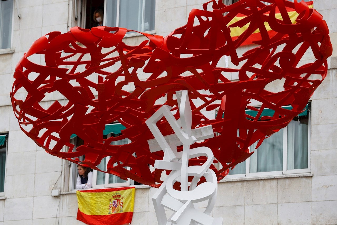 Los Reyes inauguran el monumento a los sanitarios fallecidos por el coronavirus Los Reyes inauguran el monumento a los sanitarios fallecidos por el coronavirus