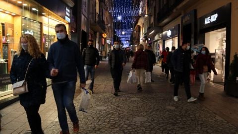 El govern manté el pla de Nadal però endureix les restriccions en bars i restaurants El govern manté el pla de Nadal però endureix les restriccions en bars i restaurants