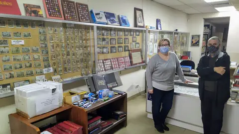 Marisa Mora, dependienta de 'Filargent', especializada en numismática y filatelia, acompañada de Ramon Martínez, cliente habitual Marisa Mora, dependienta de 'Filargent', especializada en numismática y filatelia, acompañada de Ramon Martínez, cliente habitual