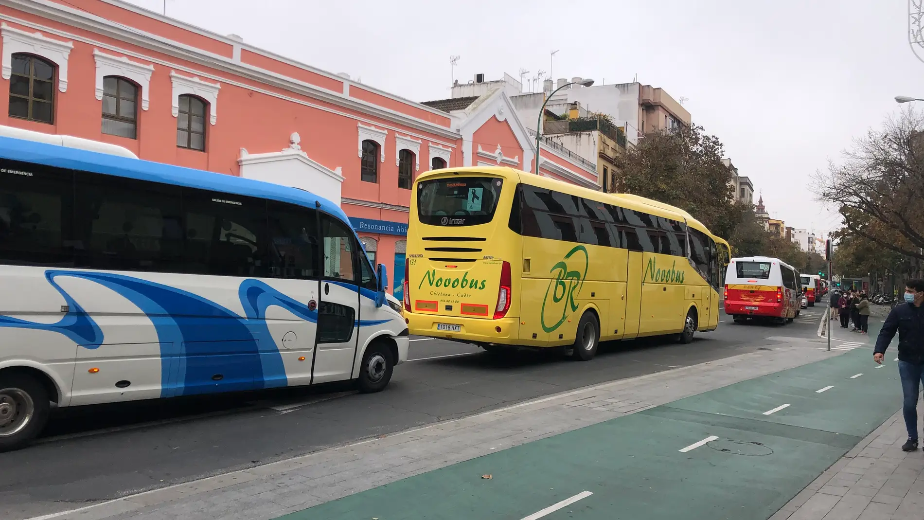 Los transportistas han recorrido las principales avenidas de Sevilla para pedir un plan de ayudas y el fin de las restricciones de movilidad.