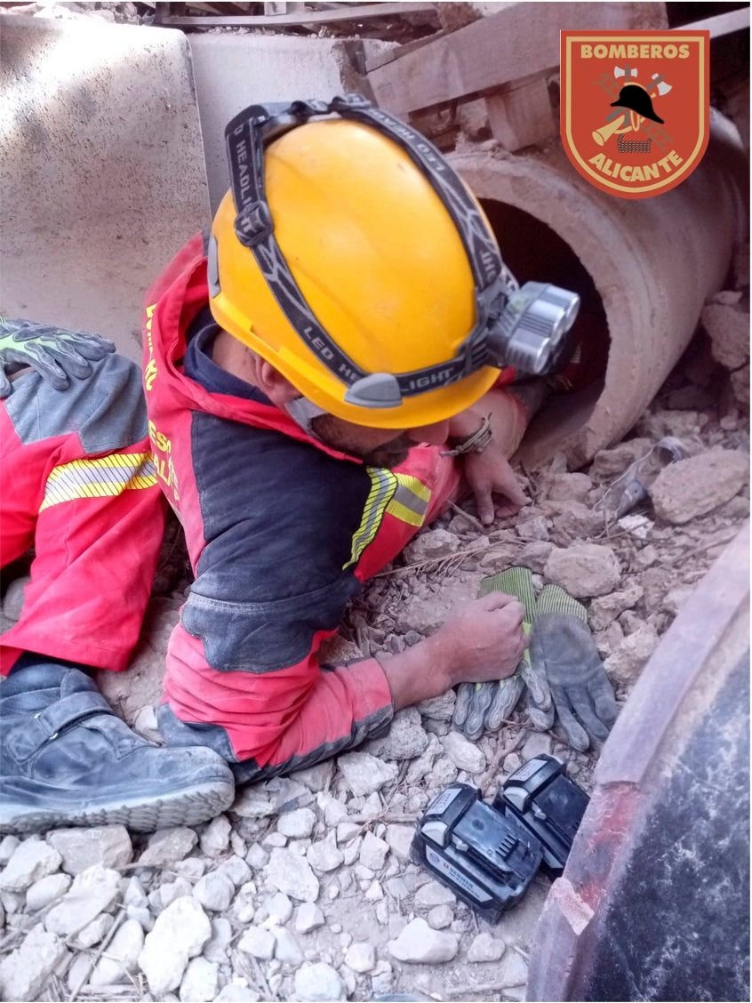 Los bomberos simulan el rescate de una persona caída a un pozo como el de Totalán (Málaga) Los bomberos simulan el rescate de una persona caída a un pozo como el de Totalán (Málaga)