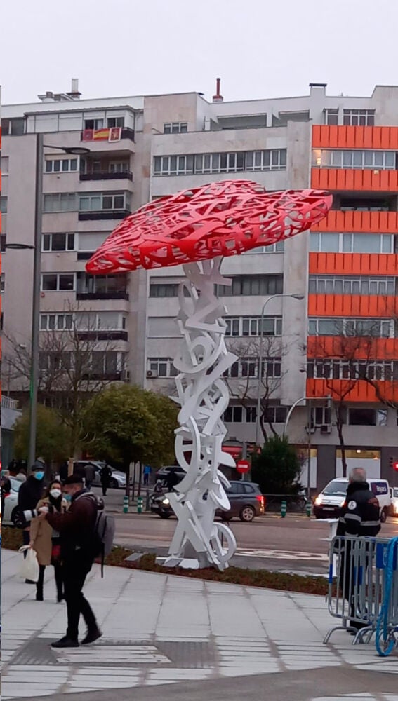 Monumento a los sanitarios fallecidos en la plaza de los Sagrados Corazones de Madrid