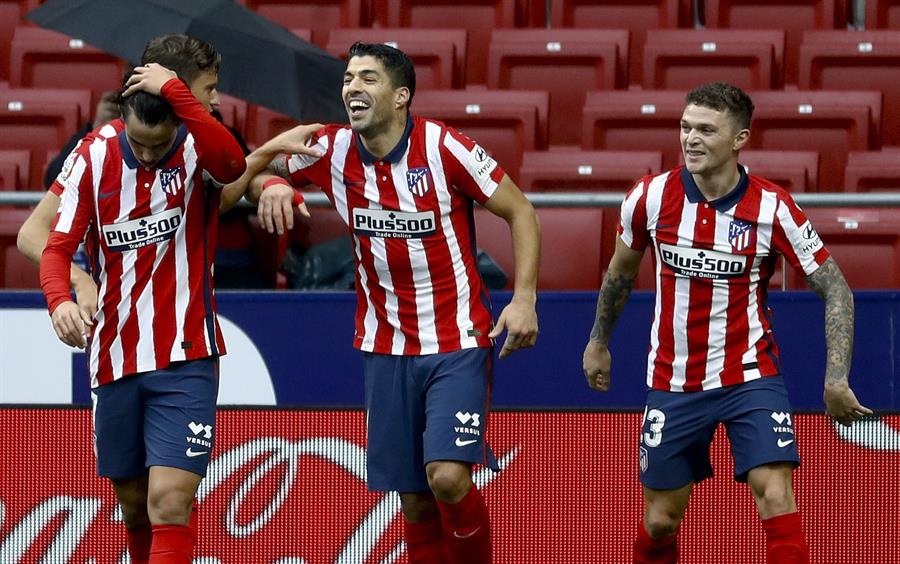 El Atlético sigue líder de LaLiga tras ganar al Elche con goles de Suárez y Costa El Atlético sigue líder de LaLiga tras ganar al Elche con goles de Suárez y Costa