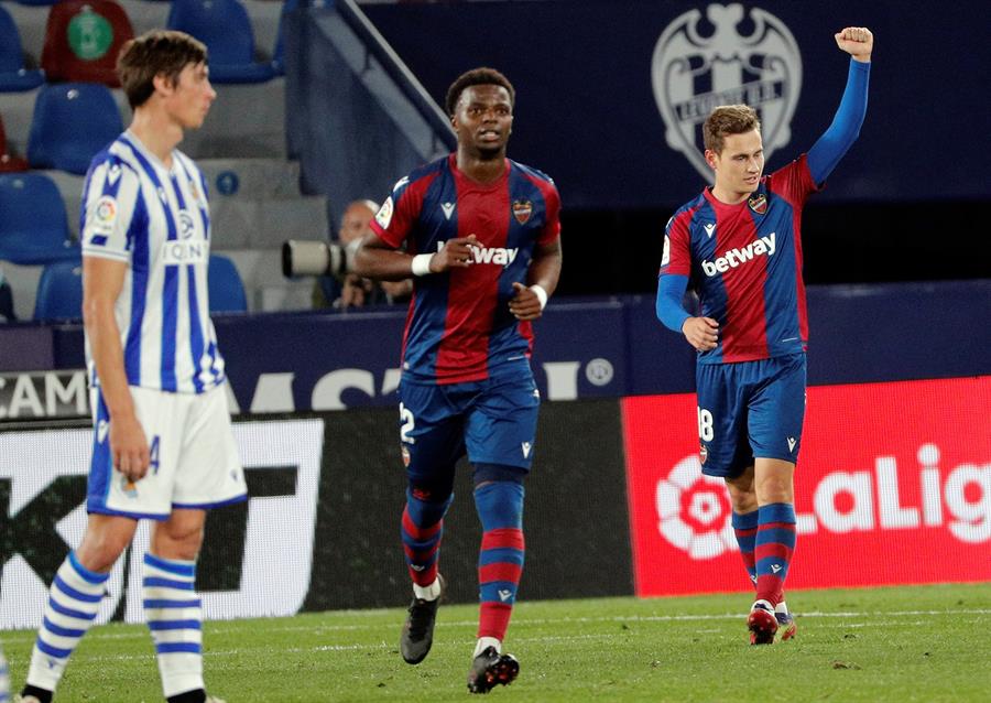 Un gol de Frutos al final da la victoria al Levante ante la Real tras un disputado encuentro Un gol de Frutos al final da la victoria al Levante ante la Real tras un disputado encuentro