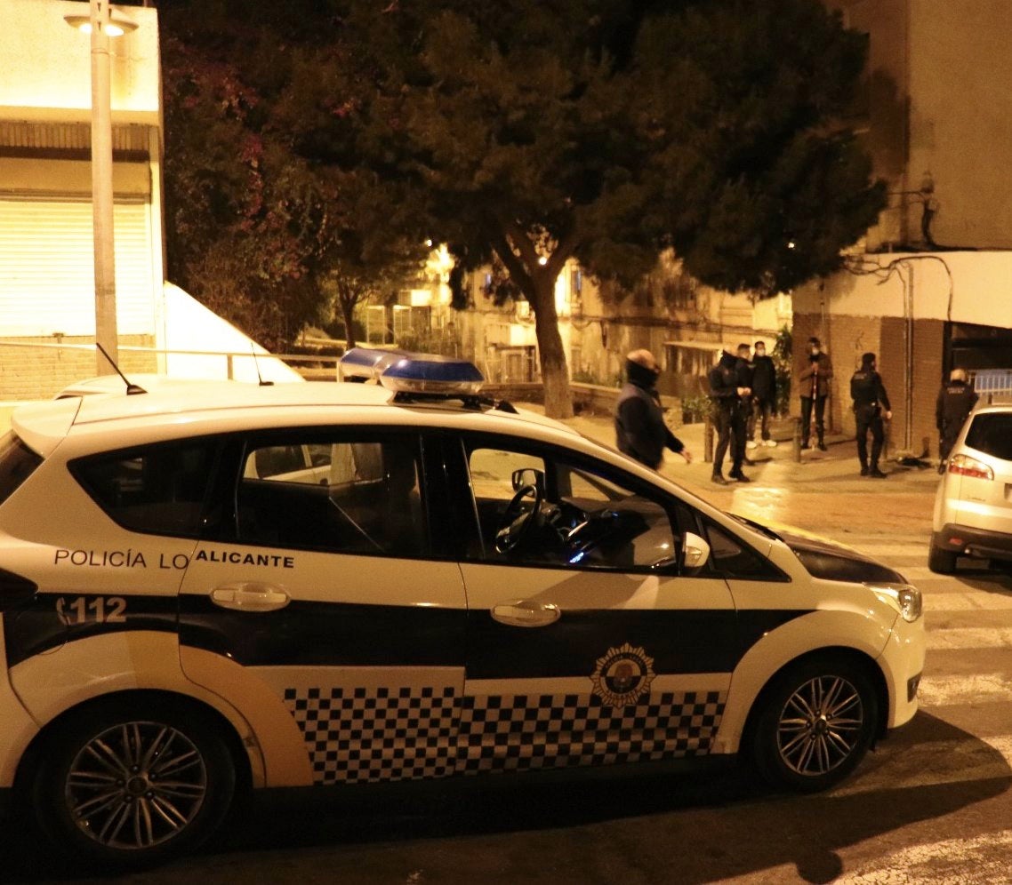 La Policía Local impone ochenta y tres denuncias por desobediencia y clausura catorce fiestas en viviendas La Policía Local impone ochenta y tres denuncias por desobediencia y clausura catorce fiestas en viviendas