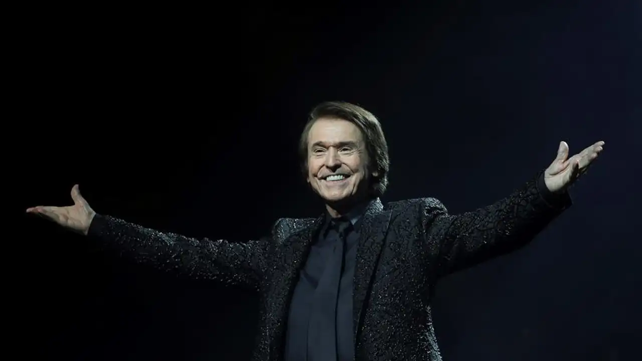 El concierto de Raphael en el Wizink Center con 5.000 asistentes incendia las redes El concierto de Raphael en el Wizink Center con 5.000 asistentes incendia las redes