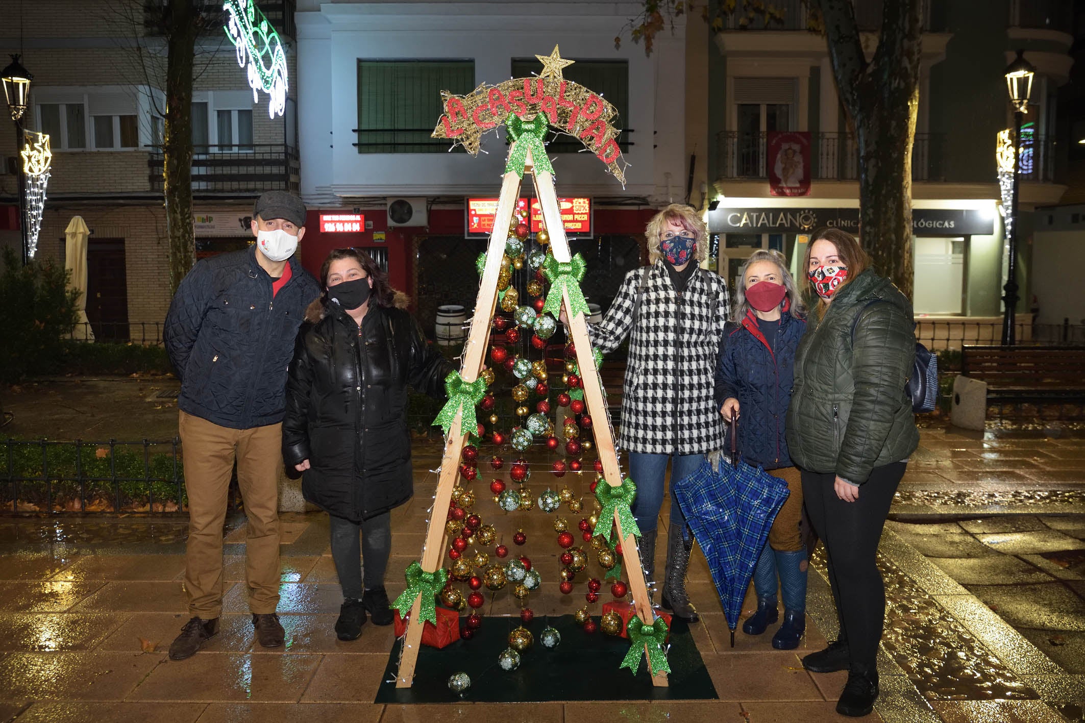 Cerca de una veintena de árboles navideños decoran la Glorieta de Argamasilla de Alba Cerca de una veintena de árboles navideños decoran la Glorieta de Argamasilla de Alba
