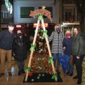 Cerca de una veintena de árboles navideños decoran la Glorieta de Argamasilla de Alba