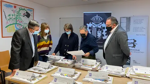 Tres alumnos de los colegios oriolanos CRA Azahar-La Matanza, CEIP San Bartolomé y CEIP Andrés Manjón han ganado los premios de la undécima edición del Certamen Escolar “Las abarcas desiertas” Abarcas