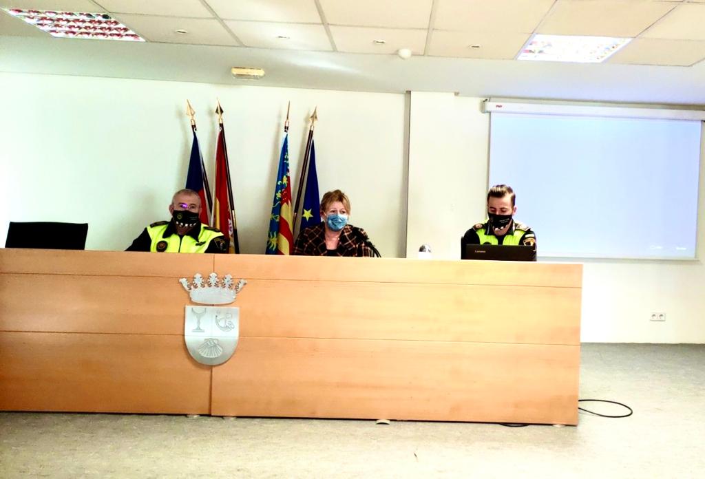 El Inspector Jefe, ha destacado que “Albatera tiene unos 65 kilómetros cuadrados de término municipal, con un diseminado de 18 polígonos que recogen unas 1.500 viviendas, lo que supone, que los mapas físicos no ofrecen una visión detallada del itinerario” El Inspector Jefe, ha destacado que “Albatera tiene unos 65 kilómetros cuadrados de término municipal, con un diseminado de 18 polígonos que recogen unas 1.500 viviendas, lo que supone, que los mapas físicos no ofrecen una visión detallada del itinerario”