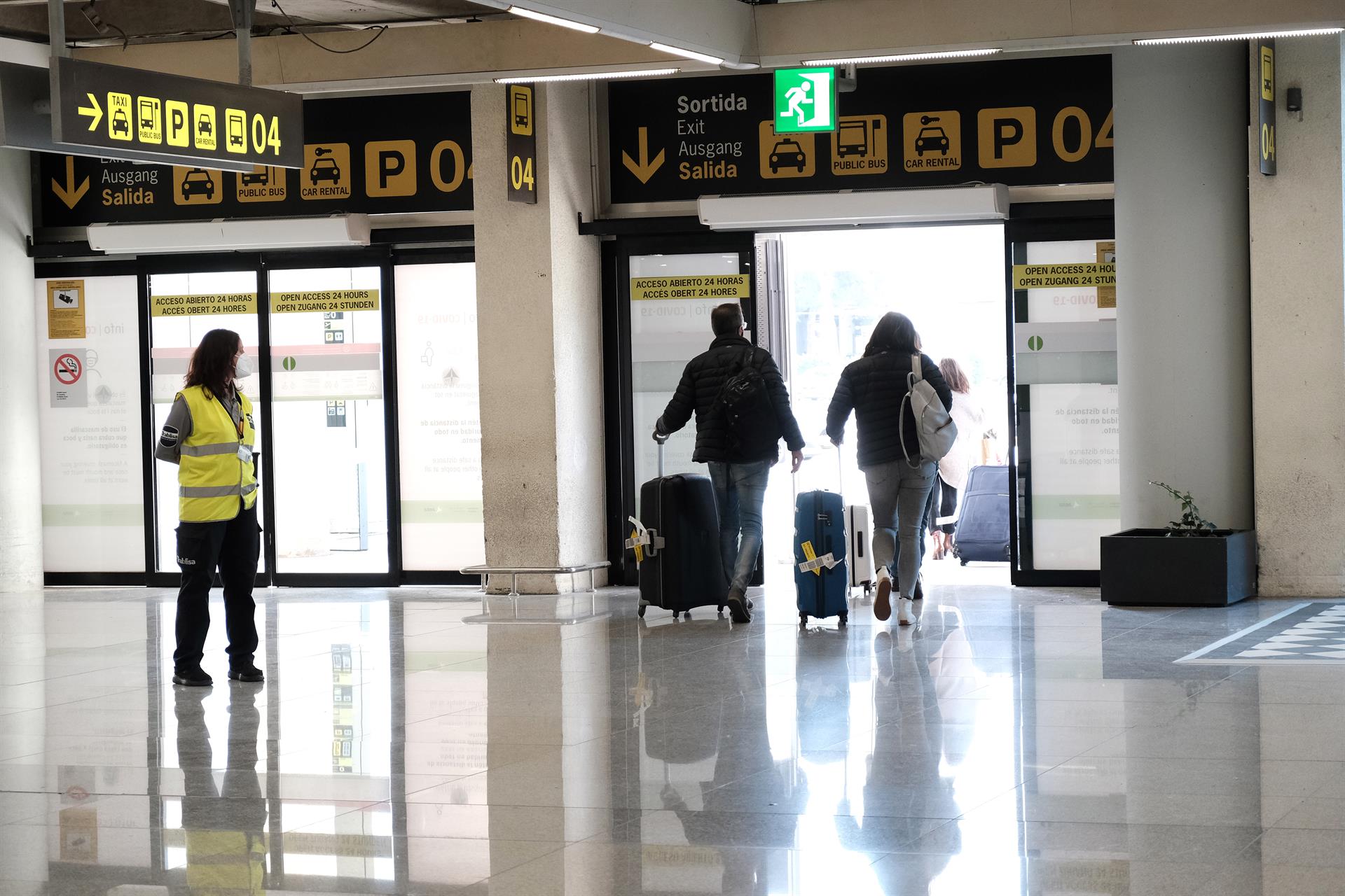 Detectan cuatro positivos en el primer día de control de PCR negativa de viajeros de Península en Baleares Detectan cuatro positivos en el primer día de control de PCR negativa de viajeros de Península en Baleares
