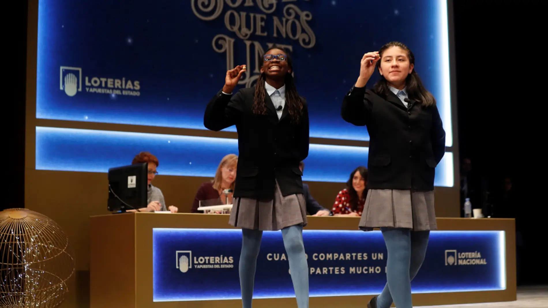 Las alumnas del Colegio de San Ildefonso cantan un número premiado en el sorteo de la Lotería de Navidad.