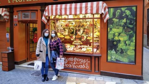 Marta Escudero y Ariana Valcarce a las puertas de la emblemática Bombonería La Pajarita de Palma