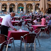 Mesas y sillas de bares y restaurantes tras la llegada del coronavirus Mesas y sillas de bares y restaurantes tras la llegada del coronavirus