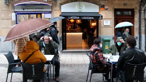 Varios clientes toman el aperitivo en un bar de Bilbao.