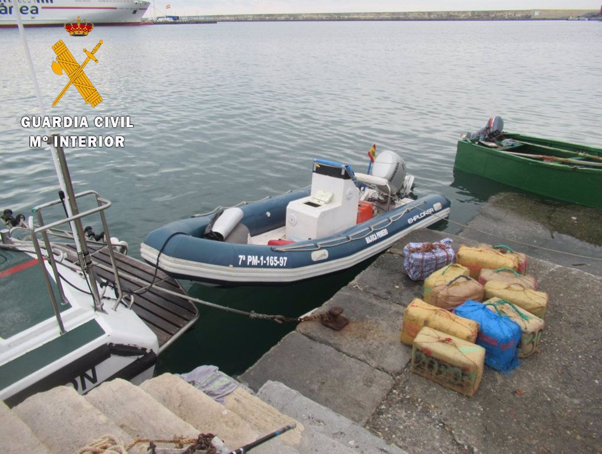 Muere el ocupante de una narcolancha en un choque contra una patrullera de la Guardia Civil en la desembocadura del Guadalquivir Muere el ocupante de una narcolancha en un choque contra una patrullera de la Guardia Civil en la desembocadura del Guadalquivir