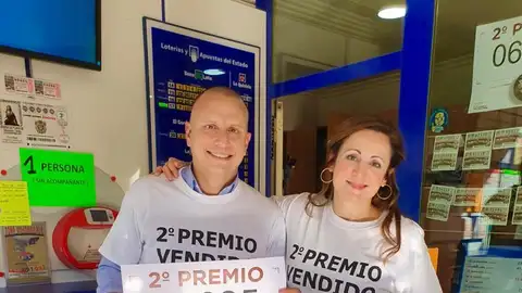 Antonio y Eva Herrero, gerentes de la Administración de Lotería número 4 'El Tropel' de Crevillent. Antonio y Eva Herrero, gerentes de la Administración de Lotería número 4 'El Tropel' de Crevillent.